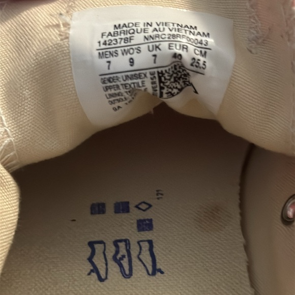 Women’s size 9 Converse in coral color - Picture 7 of 7